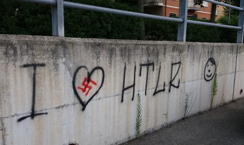 Scritte naziste sui muri di Ivrea. No, non sono ragazzate.