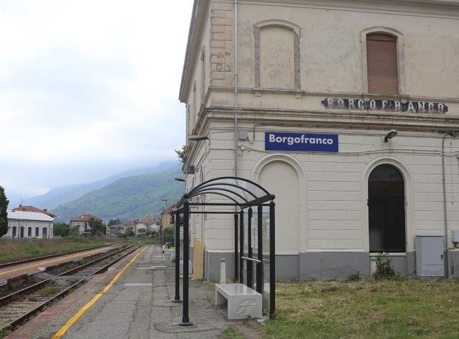 Trenitalia mette la “toppa”: ripristinate (per ora) tre fermate a Borgofranco