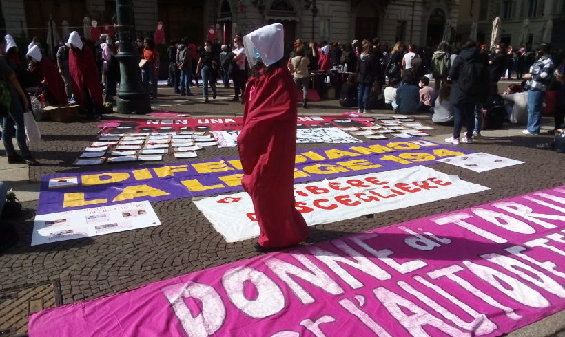 Torino scende in piazza in difesa del diritto all’aborto