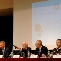 Ma veramente sicurezza pubblica = più telecamere e più polizia? E di quale “sicurezza” si parla?