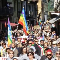 Con la straordinaria manifestazione di sabato scorso Ivrea ritrova la capacità di muoversi come comunità attiva e pensante