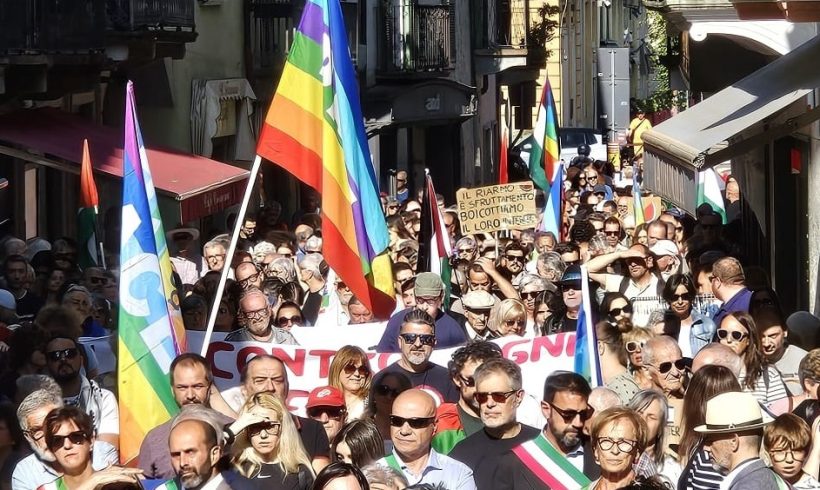 Con la straordinaria manifestazione di sabato scorso Ivrea ritrova la capacità di muoversi come comunità attiva e pensante