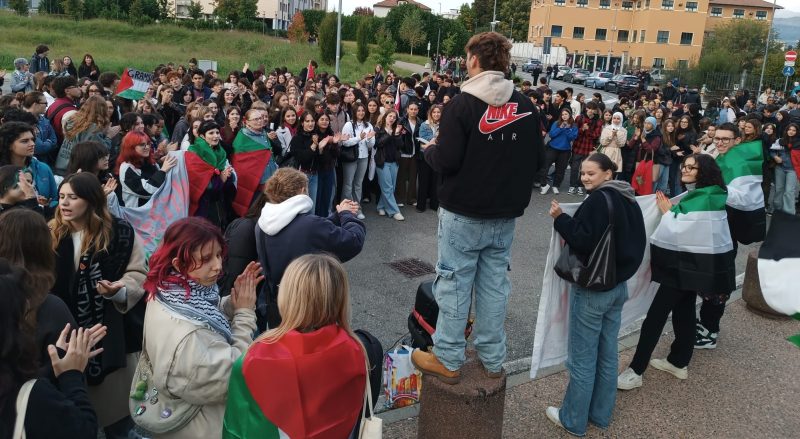 Così belli a gridare nelle piazze