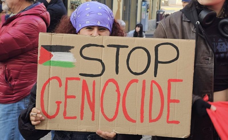 Oltre trecento in piazza a Ivrea: Solidarietà alla Palestina e Mobilitazione contro la finanziaria di guerra